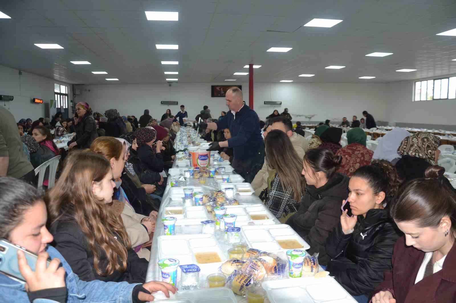 Hıdırellez şenliklerinde yüzlerce vatandaşa yemek verildi
