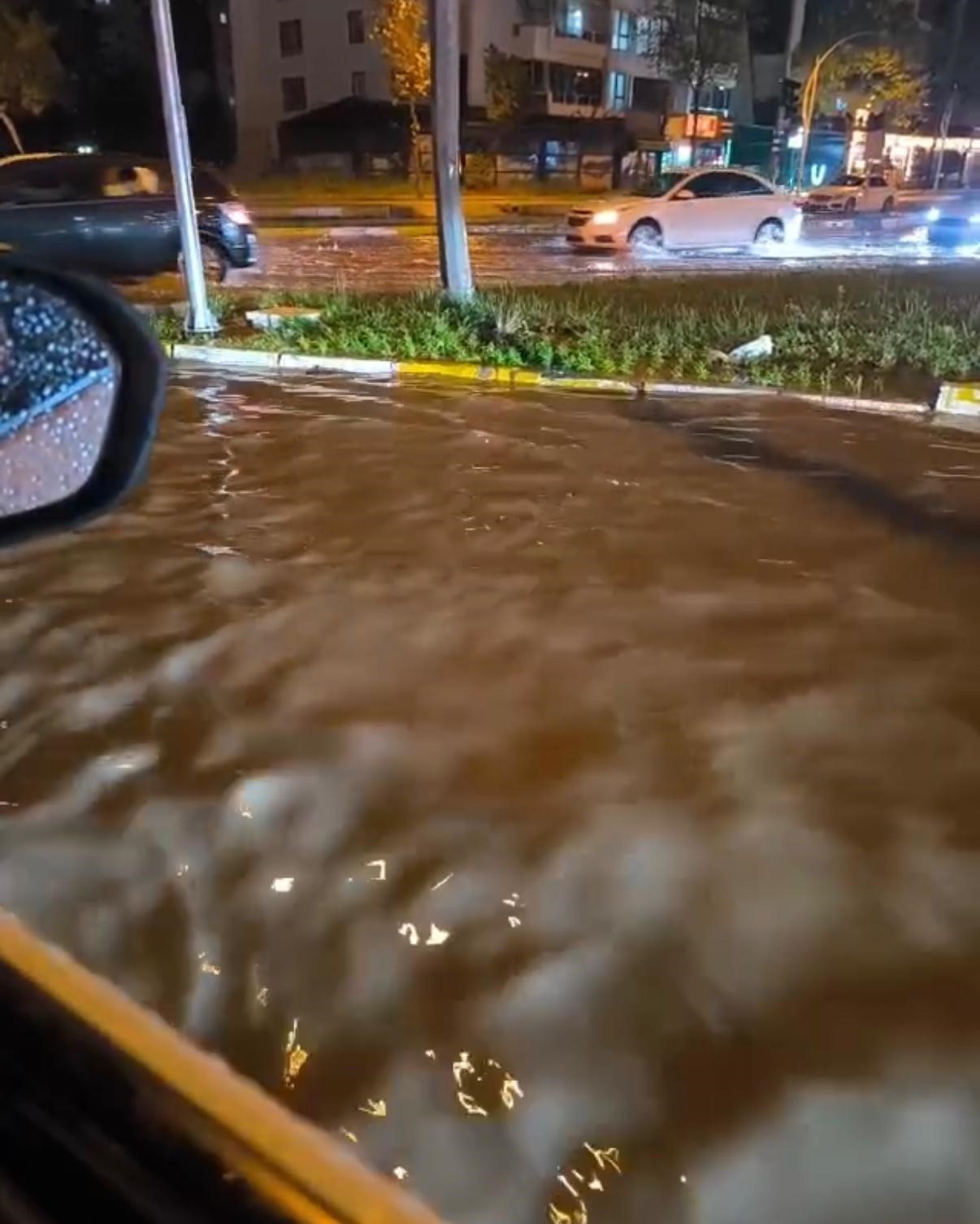 Diyarbakır’da sağanak yolları göle çevirdi
