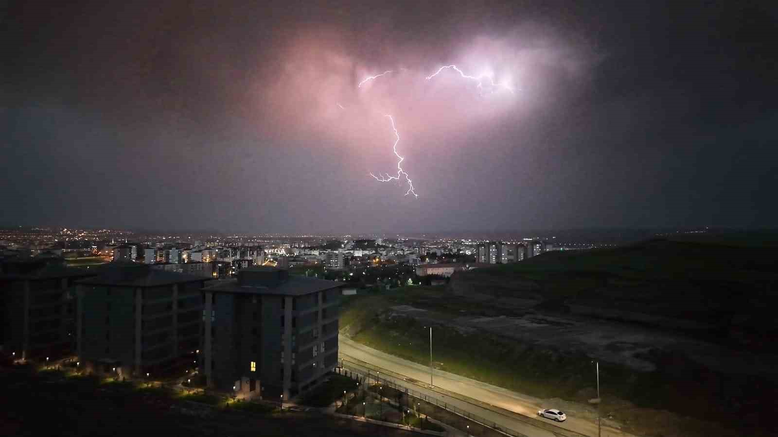 Batman’da şimşekler geceyi aydınlattı
