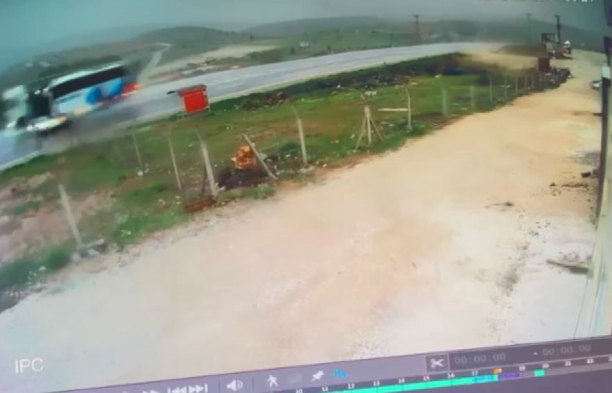 Malatya’da 3 kişinin hayatını kaybettiği otobüs kazası kamerada
