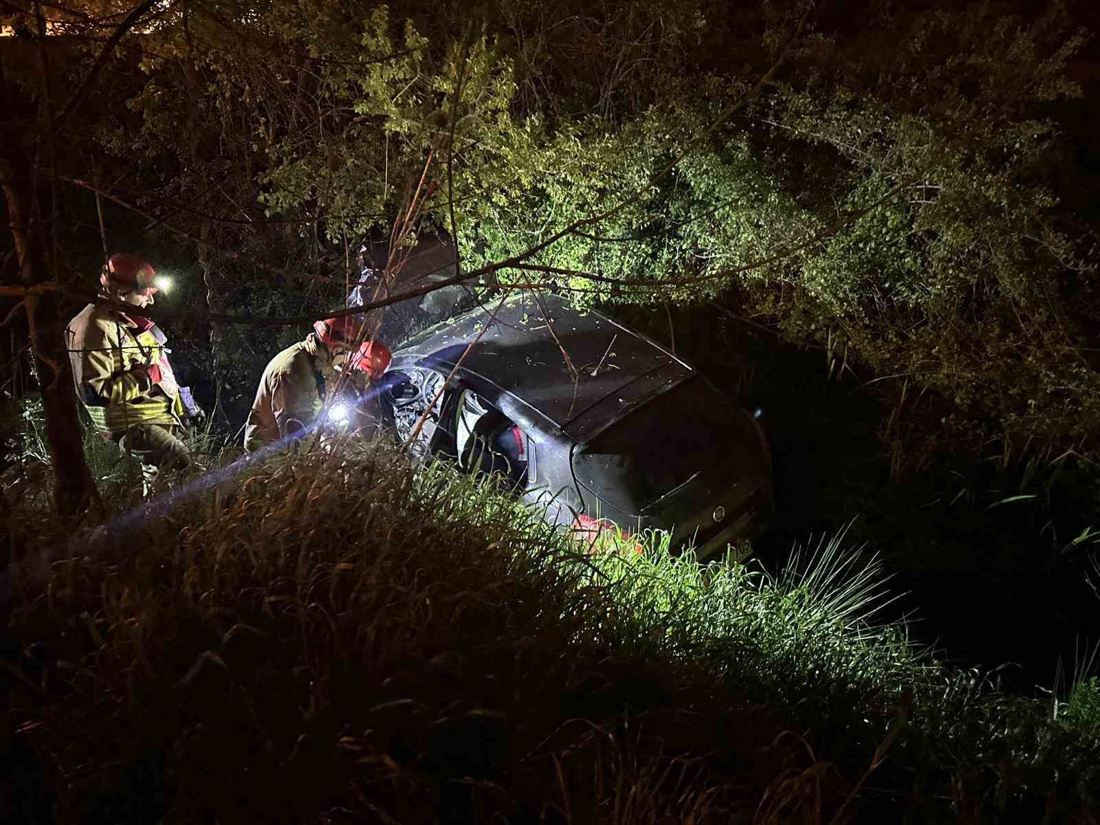 Dereye uçan otomobilde sıkışan sürücüyü itfaiye ekipleri kurtardı
