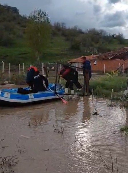 Tokat’ta evlerinde mahsur kalan vatandaşlar AFAD botları ile kurtarıldı
