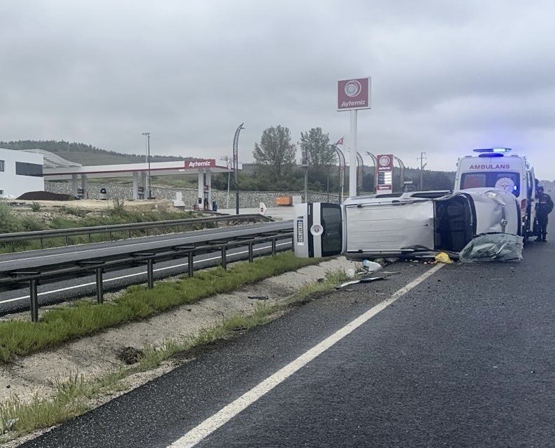 Eskişehir’de ıslak yolda kontrolden çıkan araç yan yattı: 4 yaralı
