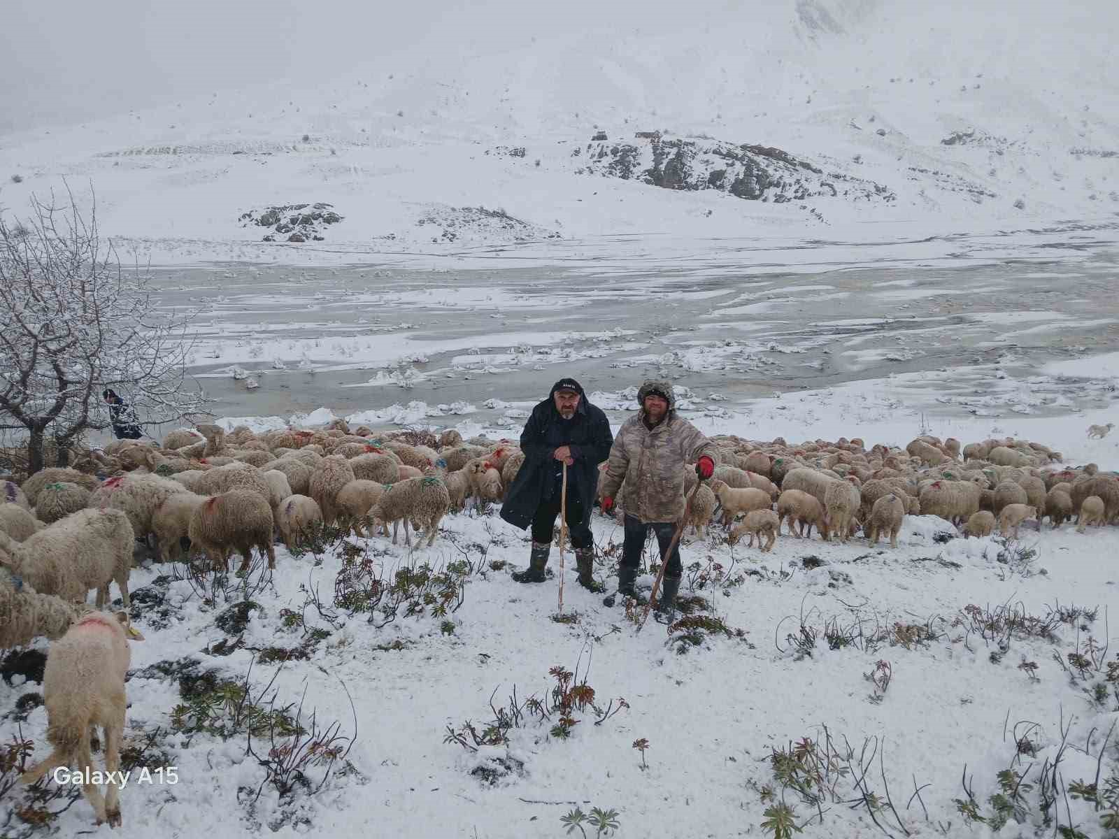 Tipi vurdu heyelan yolu kapattı, 2 çoban ve yaklaşık 650 küçükbaş hayvan yaylada mahsur kaldı
