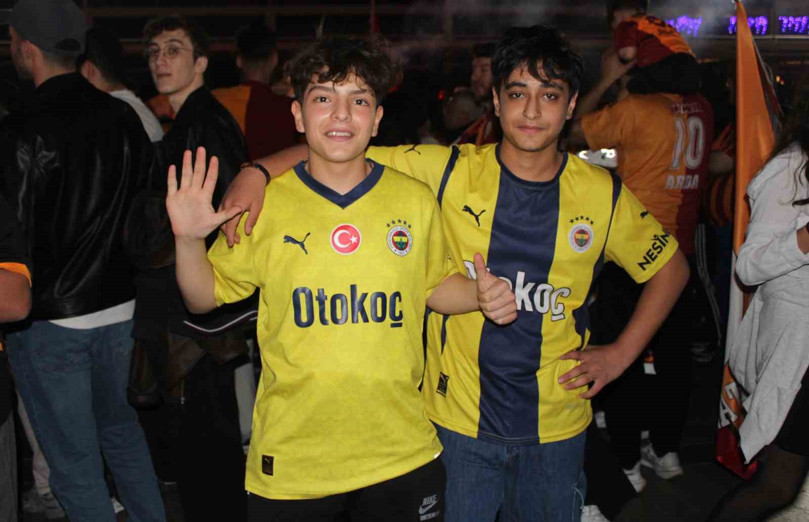 Galatasaray’ın şampiyonluk kutlamalarında Fenerbahçeliler ‘prova’ yaptı
