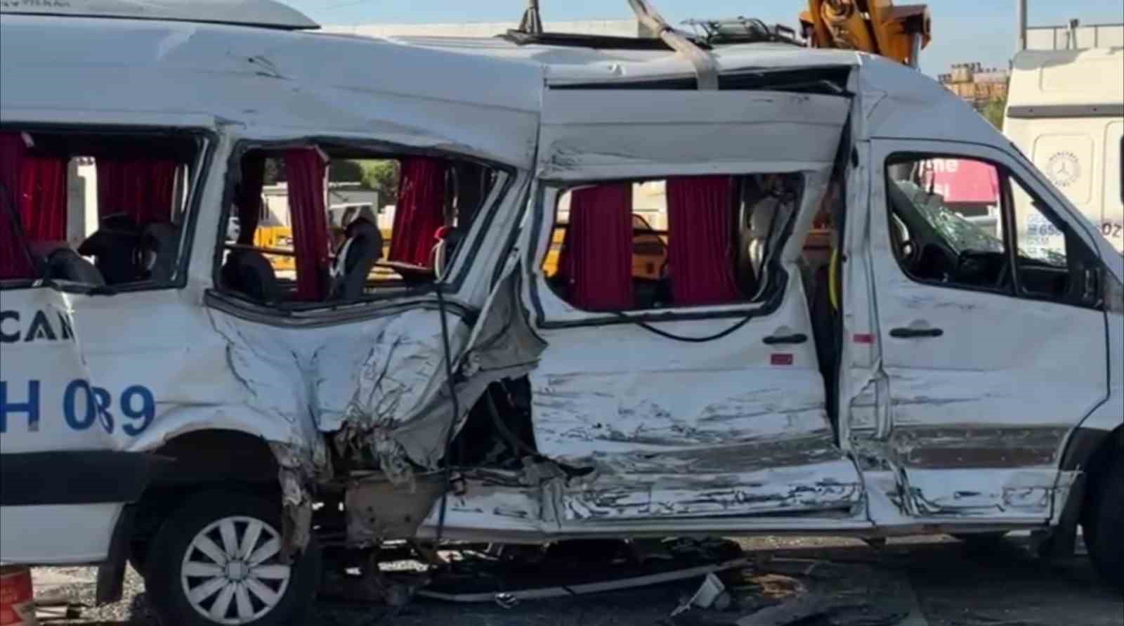 Kocaeli’de tır ile çarpışan servis aracındaki 8 yaralıdan 1’i hayatını kaybetti
