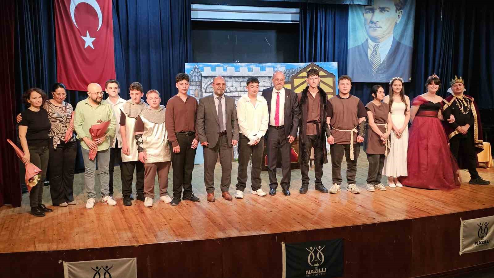 Meslek liseliler ‘Hamlet’le sahneye çıktı
