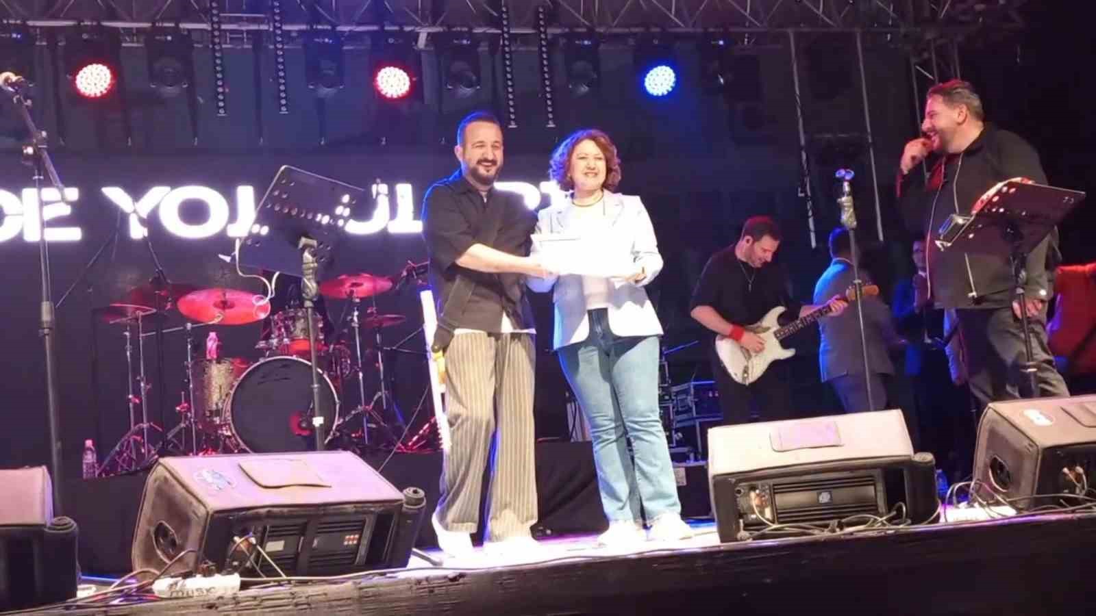 Gece Yolcuları’na sahnede sürpriz: Diplomalarını yıllar sonra aldılar

