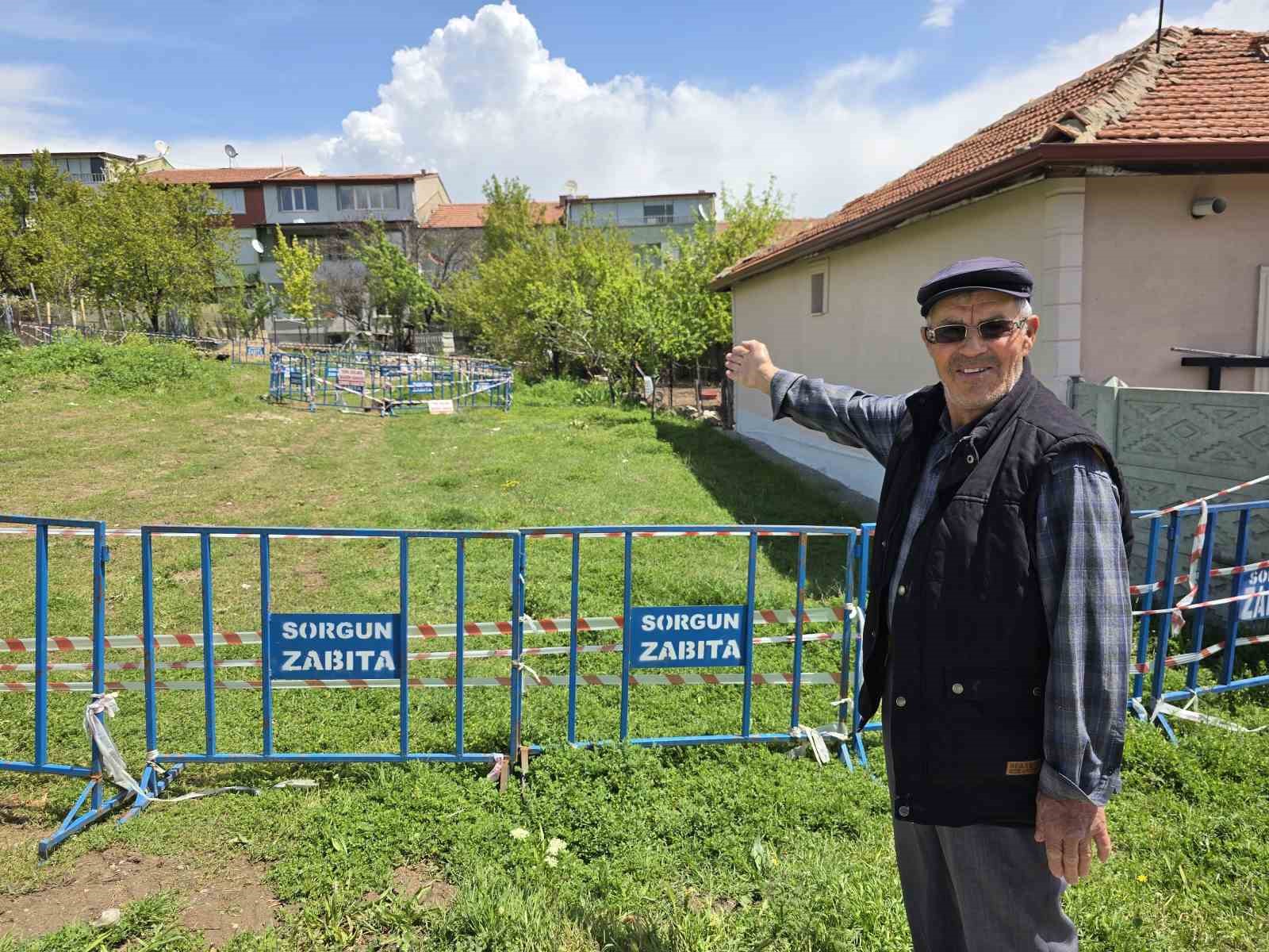 Evlerin arasında oluşan obruk mahalleyi tedirgin etti
