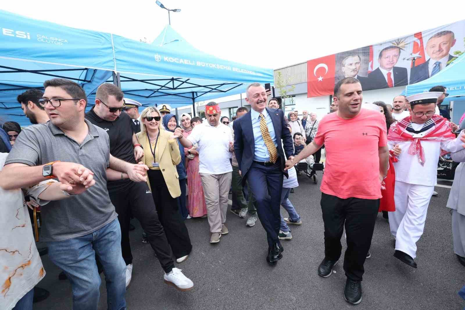 En özel birlik: Özel gençlere kına yakıldı, halaylar çekildi
