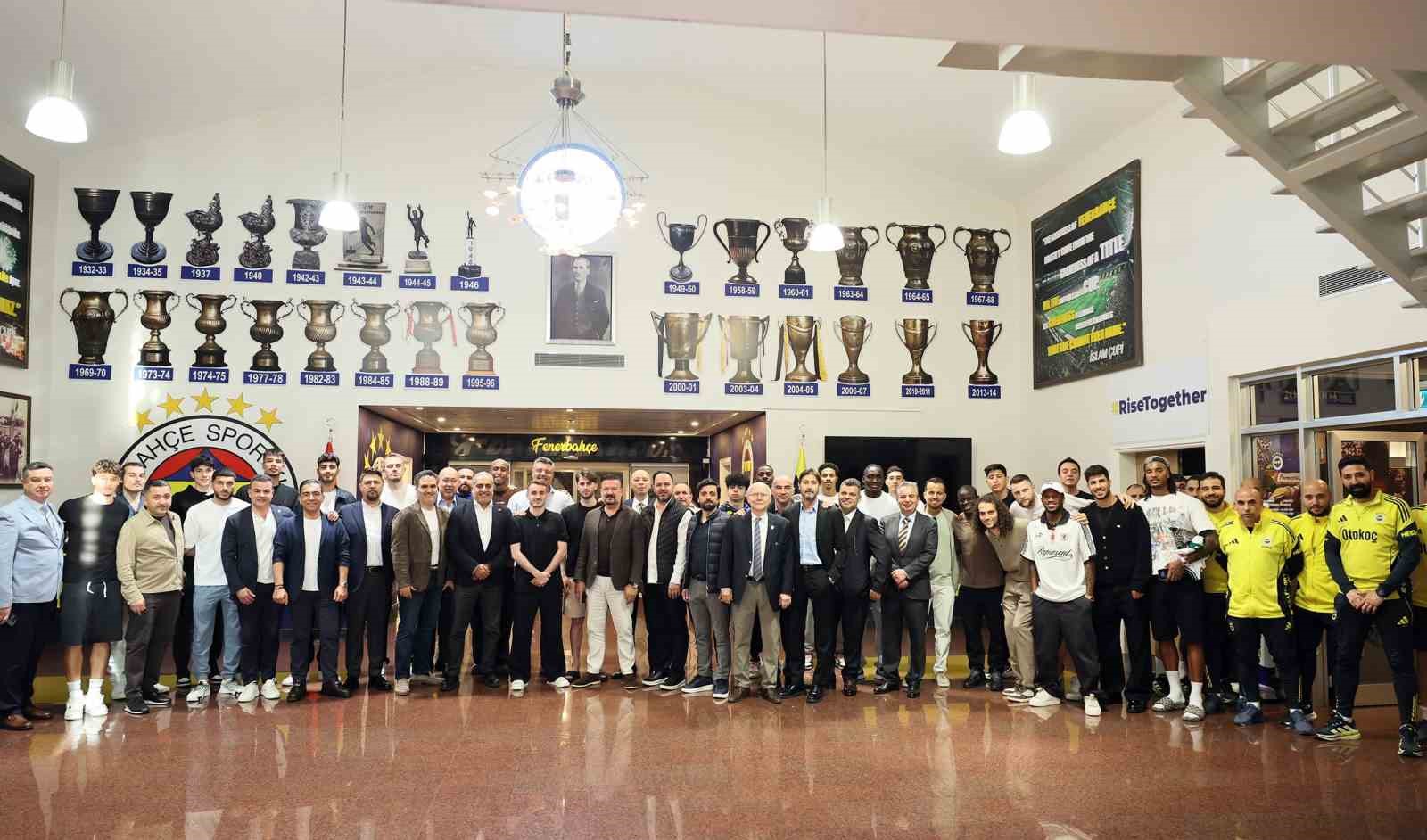 Başkan Saran ve yöneticilerden futbolculara veda yemeği
