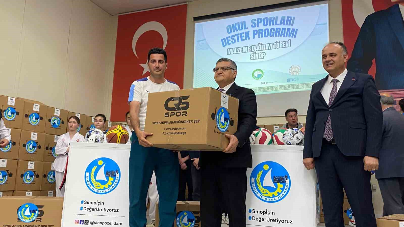 Sinop’ta spor malzemeleri törenle dağıtıldı
