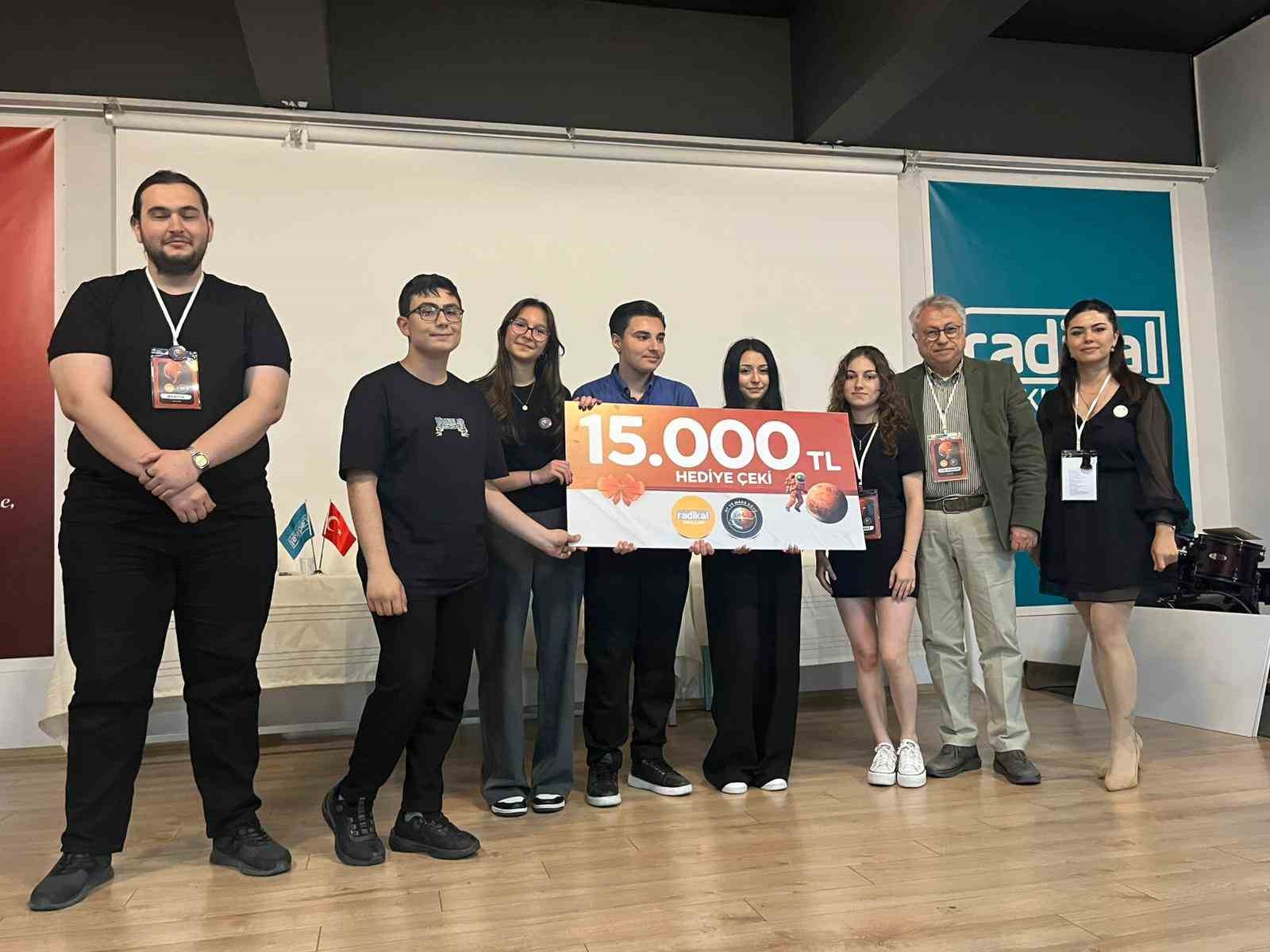 İzmir’de genç beyinlerin uzay yarışı: ’Ay ve Mars Köyü Projesi’ final yaptı
