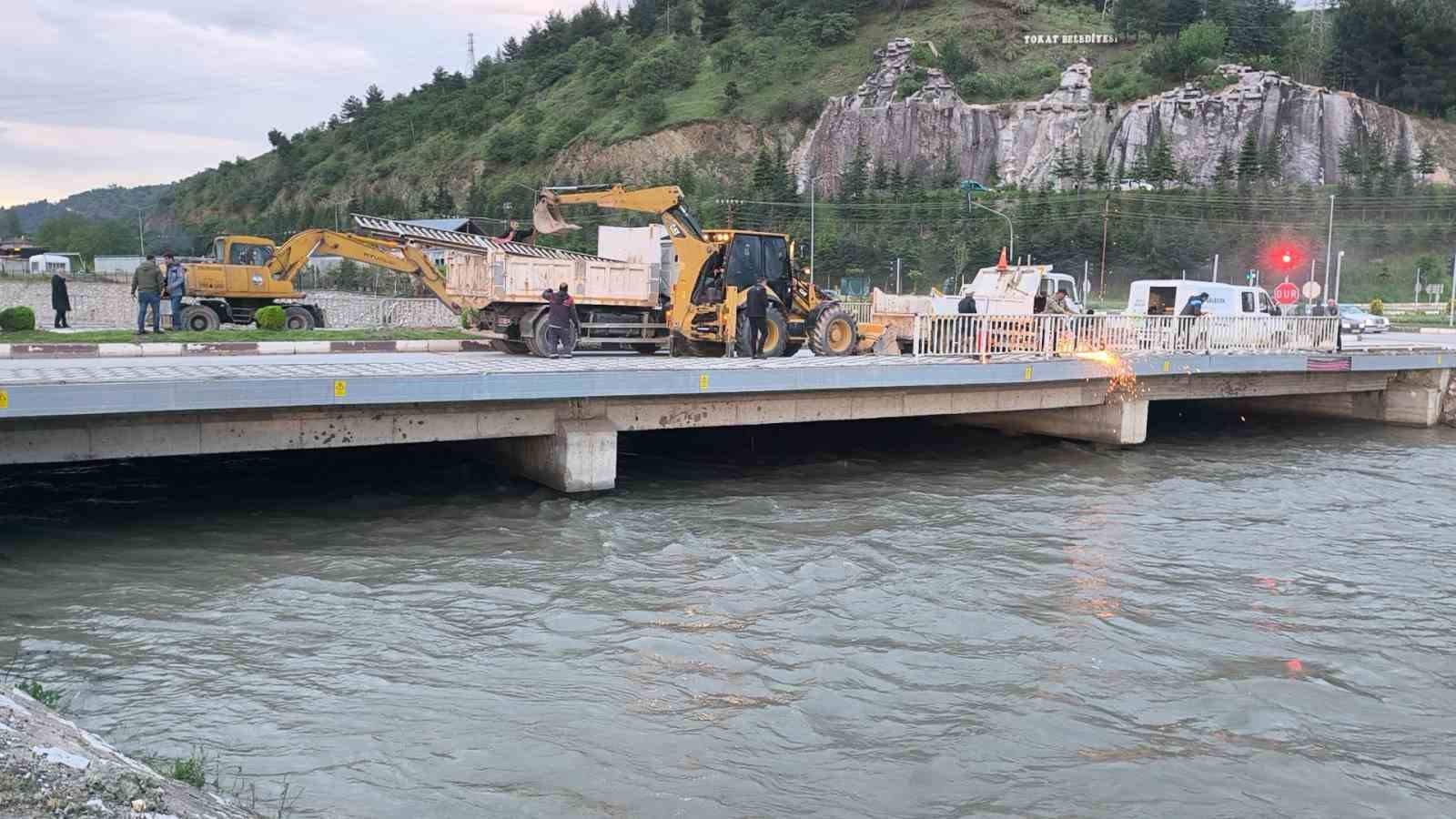 Tokat’ta Yeşilırmak’ın taşması sonucu şehir için taşkın riski oluşturan Çedaş Köprüsü’nün yıkımı için Tokat Belediyesi ekipleri tarafından çalışma başlatıldı.
