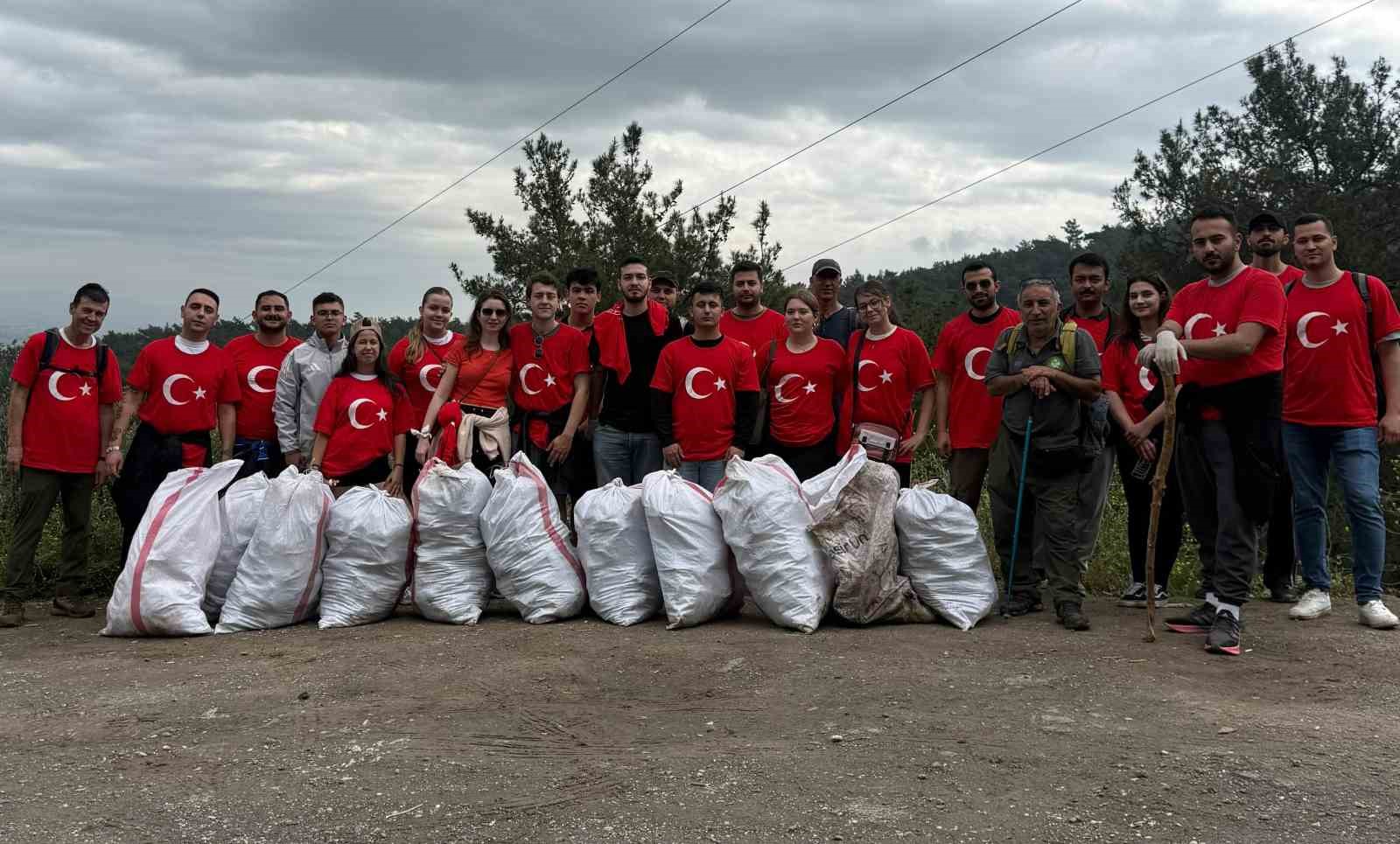 Doğa için yürüyen gençler 40 çuval çöp topladı
