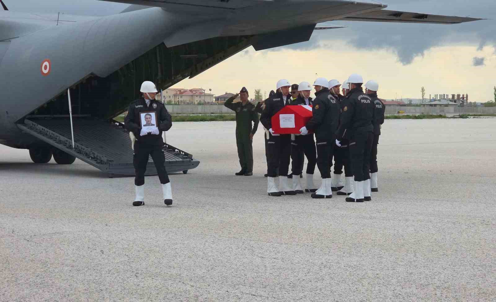 Şehit polis memurunun cenazesi Van’a getirildi
