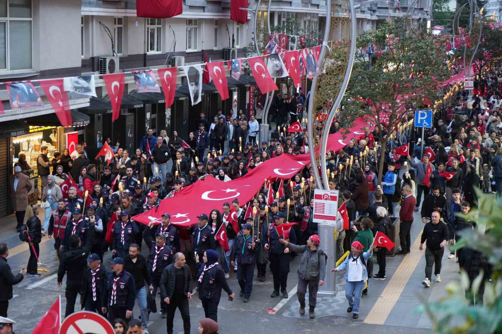 Samsun’da 1919 metrelik dev bayrakla coşkulu ’Fener Alayı ve Gençlik Haftası’ yürüyüşü
