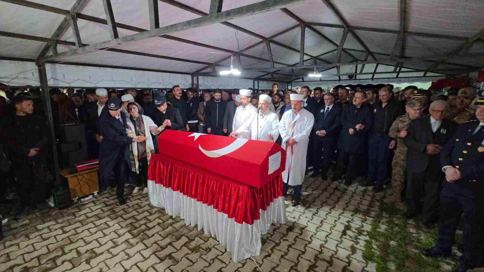Şehit polis memuru tekbirlerle toprağa verildi
