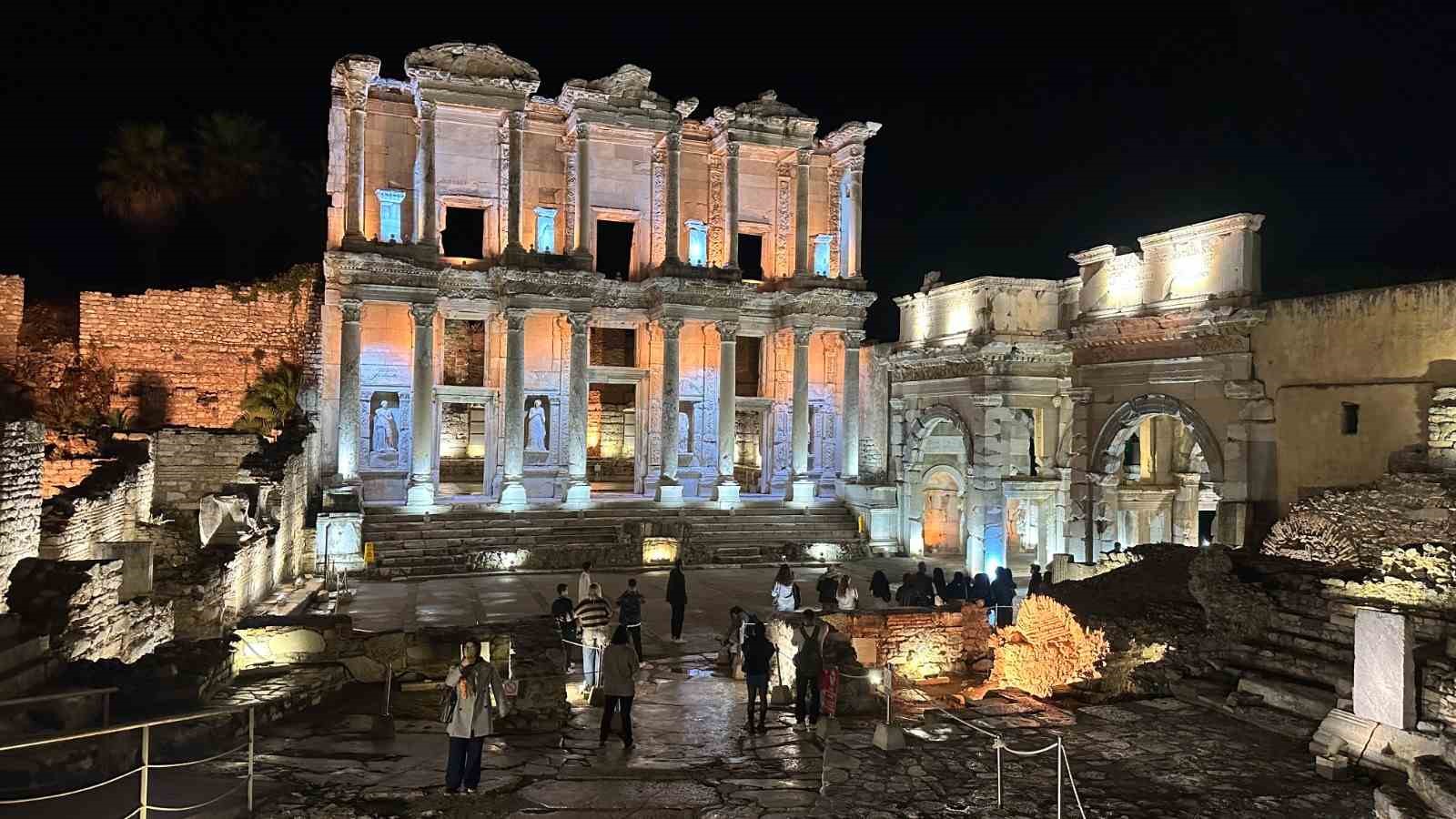 Efes’te gece müzeciliği gençlerle buluşuyor
