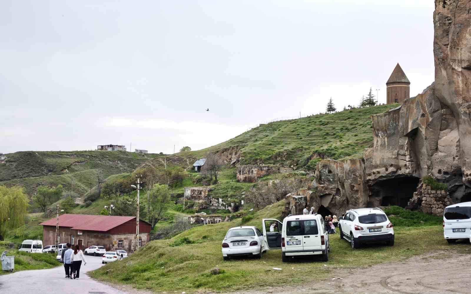 Ahlat’ın tarihi ve doğal güzelliklere bayram ilgisi

