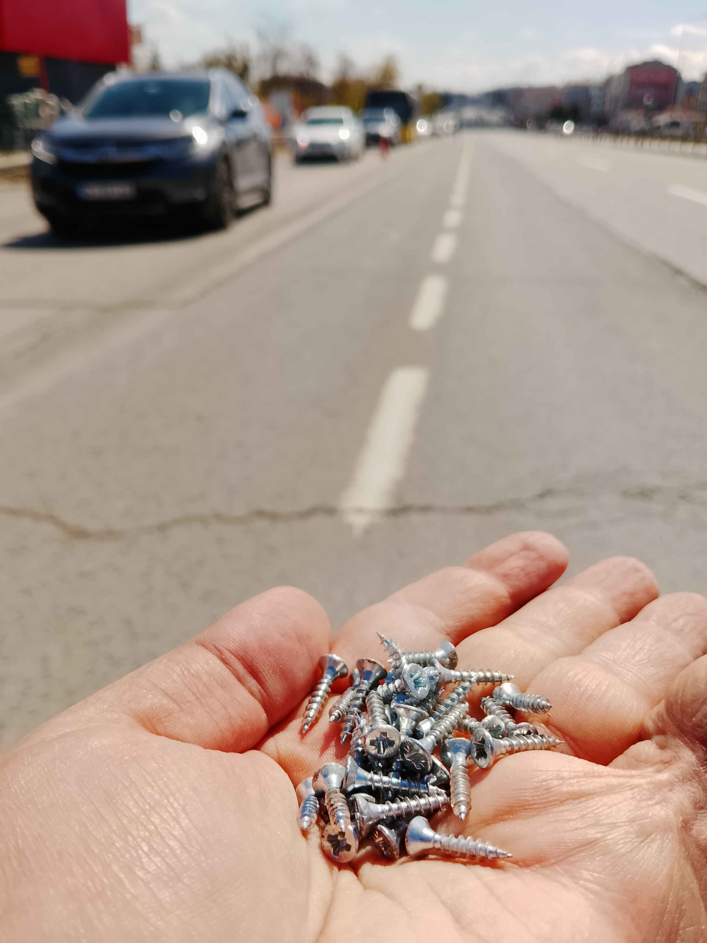 Silivri'de kamyondan yola dökülen vidalar nedeniyle uzun araç kuyrukları oluştu