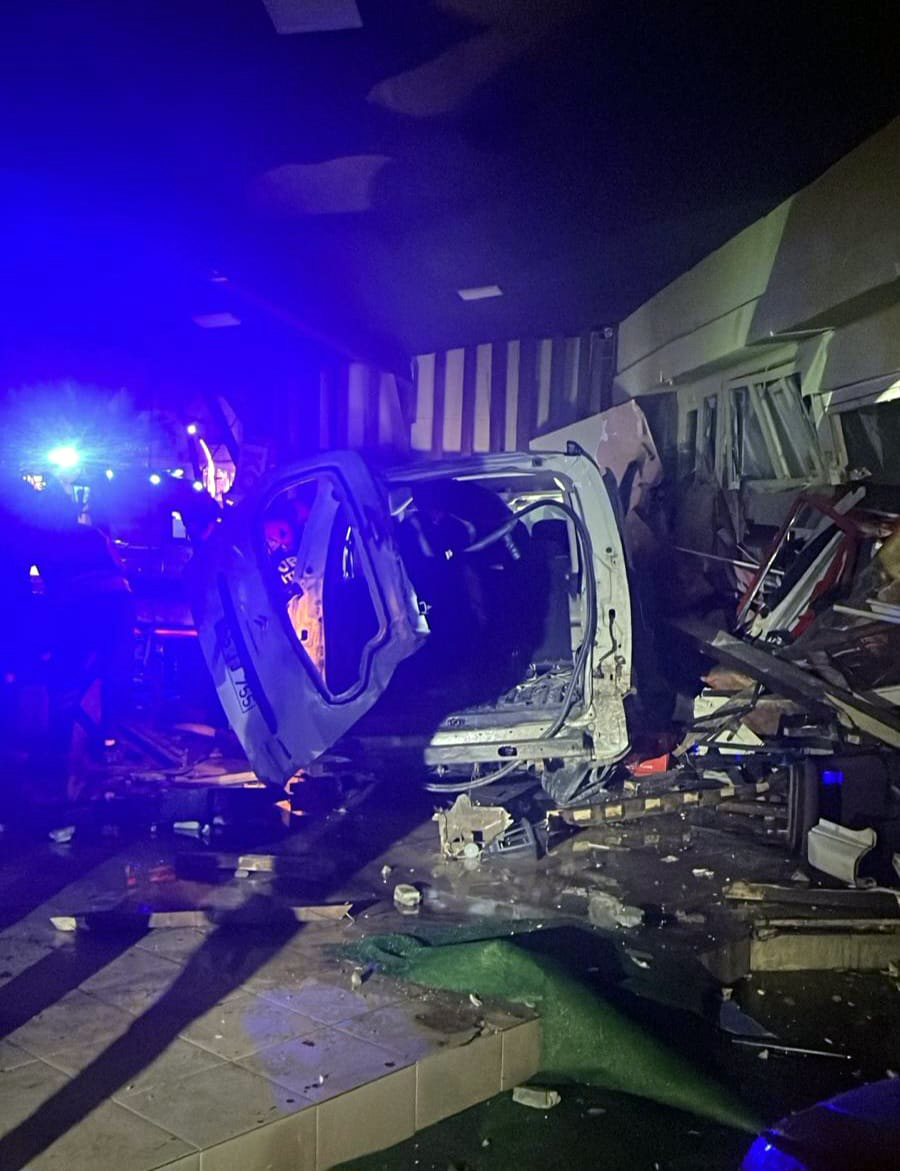 Ordu'da otomobil iş yerine girdi: 2 yaralı