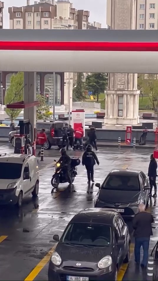 Başakşehir'de akaryakıt istasyonundaki tekmeli yumruklu kavga kamerada 