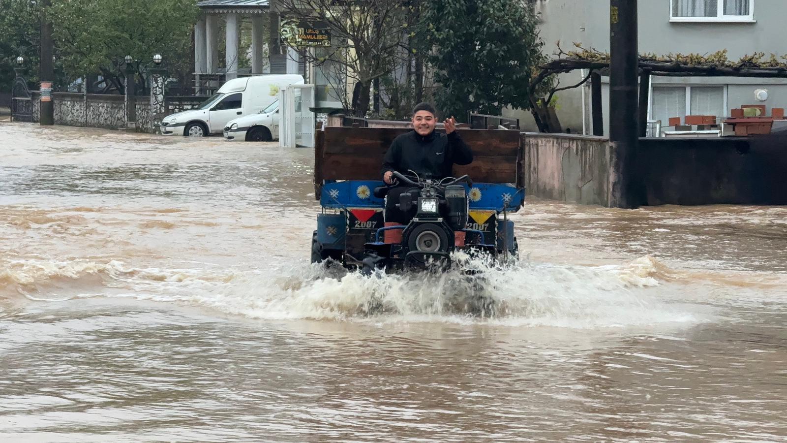 Sakarya'da sağanak; dere taştı, mahalleyi su bastı