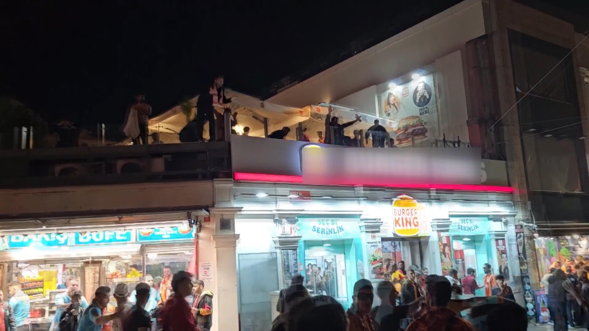 Taksim Meydanı'nda şampiyonluk kutlamasında kavga: 1 yaralı