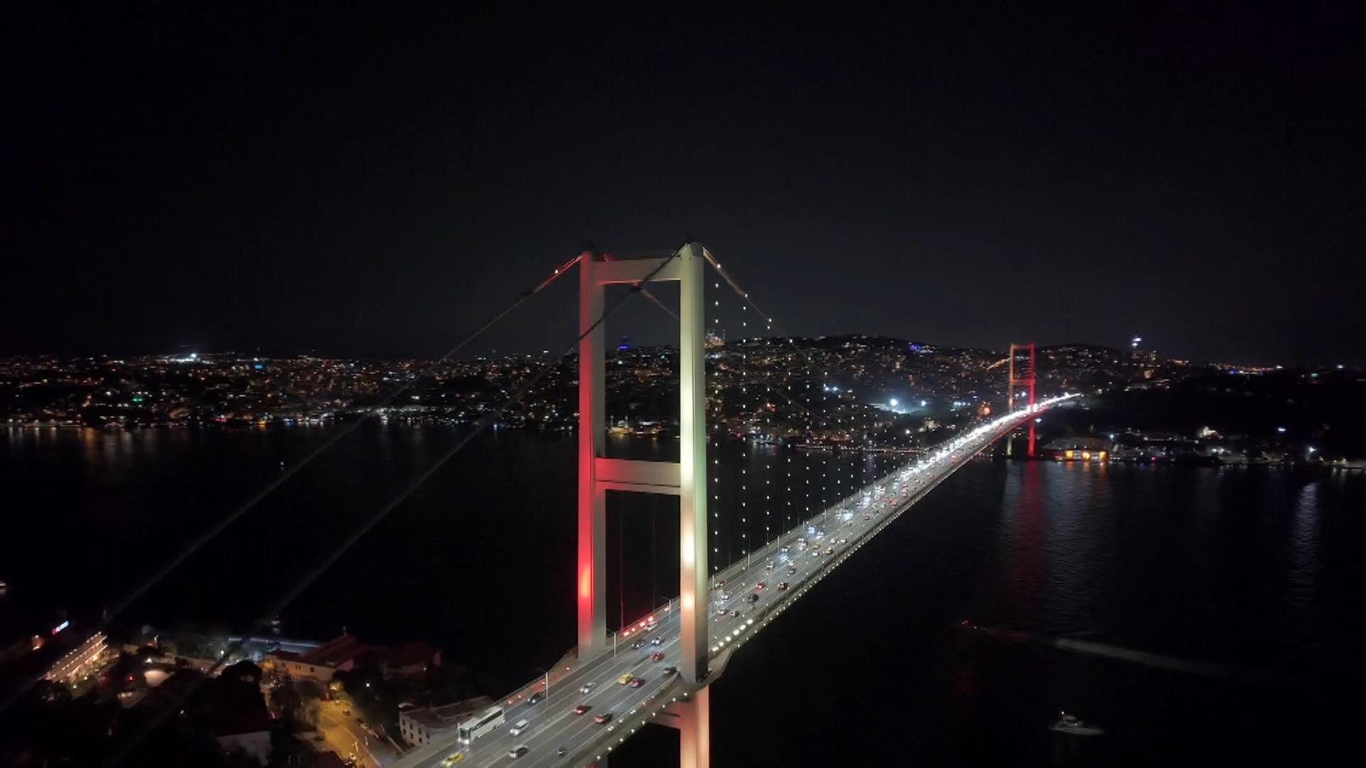 15 Temmuz Şehitler Köprüsü şampiyon Galatasaray’ın renkleriyle ışıklandırıldı / Havadan görüntülerle