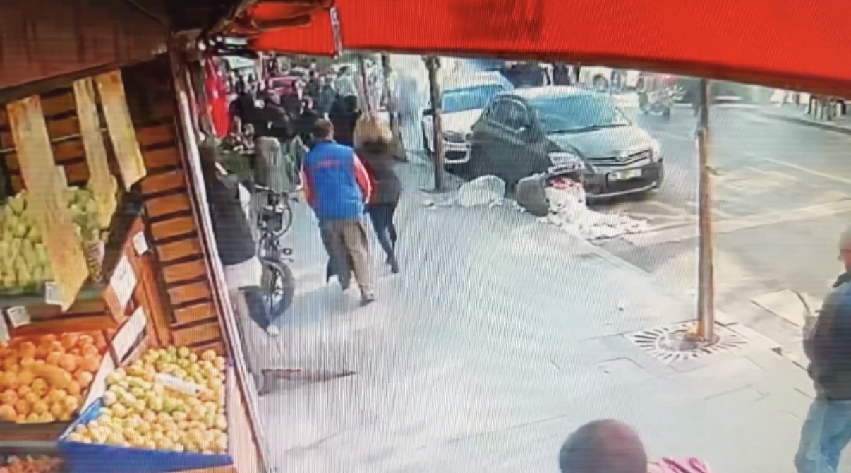 Kağıthane'de kalp krizi geçiren sürücü park halindeki araçlara çarptı 