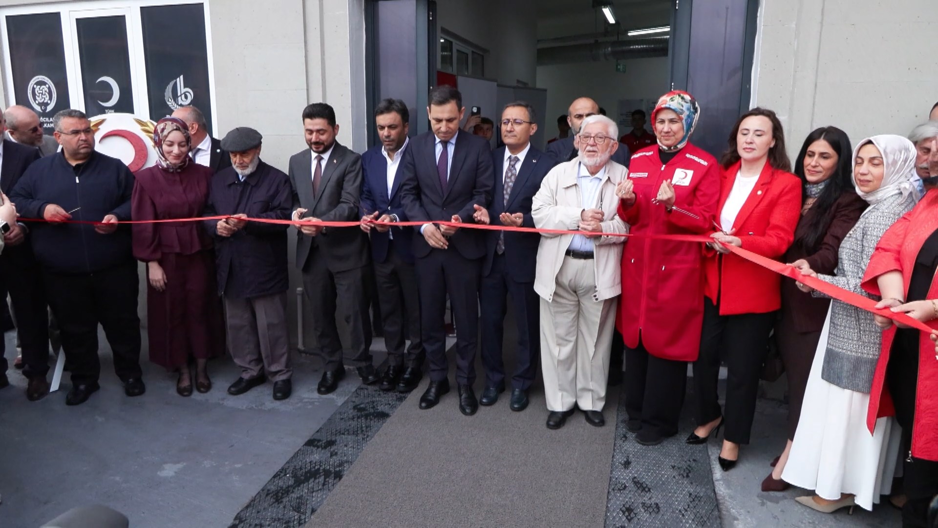 Bağcılar'da Kızılay'ın 5 bin kişi kapasiteli aşevi açıldı