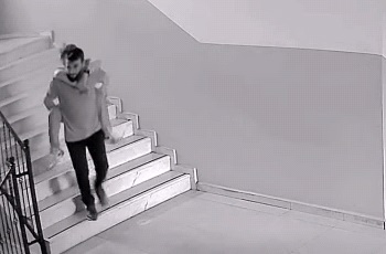 Okulun asansörü arızalandı, müdür yardımcısı bedensel engelli öğrencisini sırtında taşıdı; o anlar kamerada