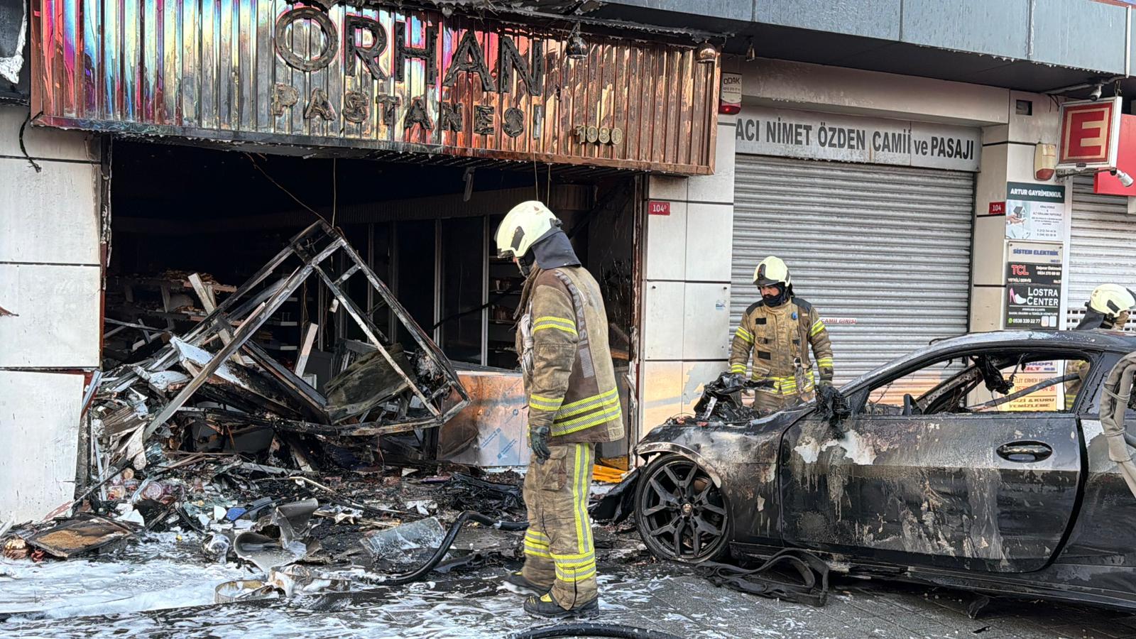 Şişli’de otomobil iş yerine girdi, yangın çıktı: 2 yaralı