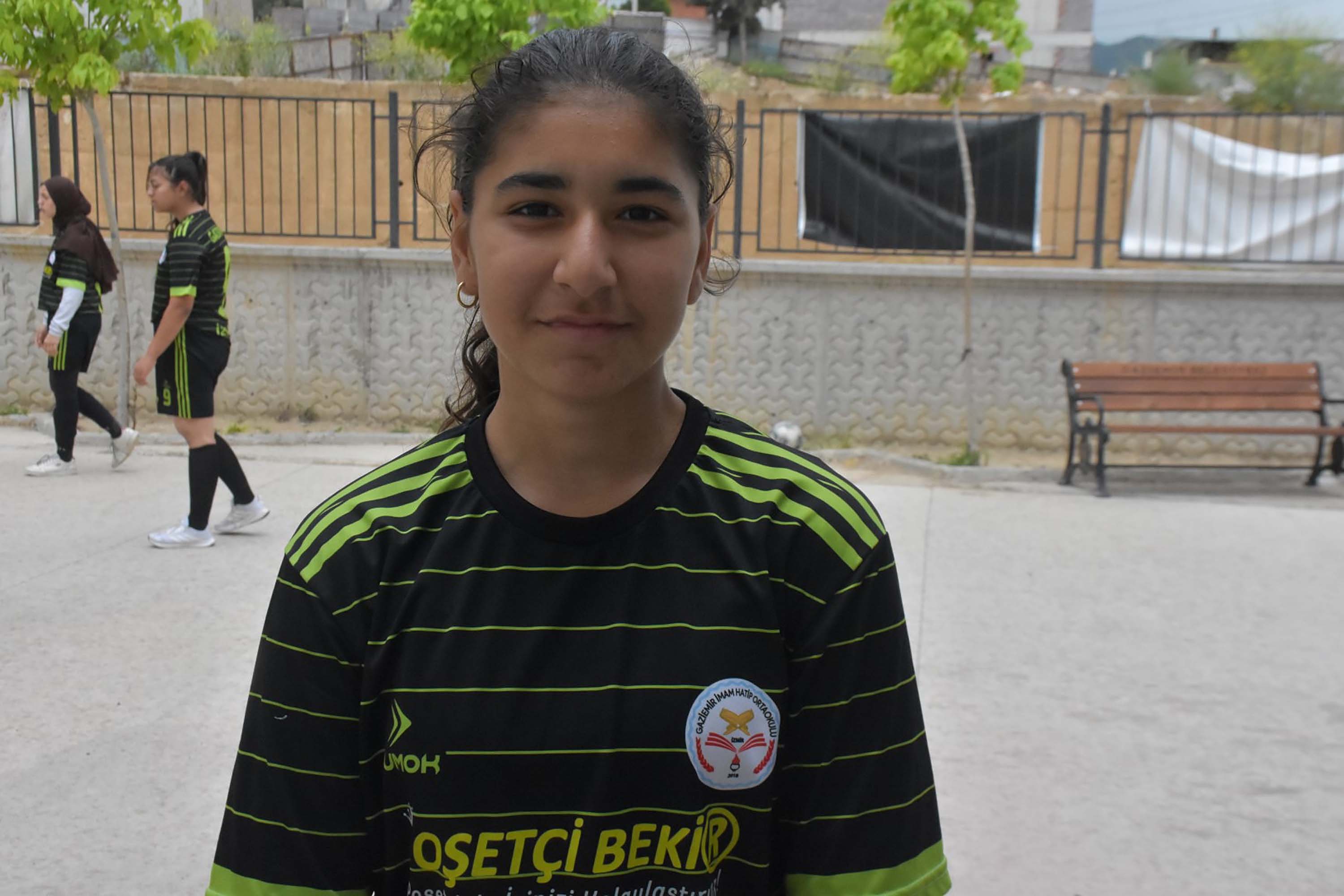 Gaziemir İmam Hatip Ortaokulu'nun kız futbol takımı beton zeminden namağlup şampiyonluğa uzandı / Ek fotoğraflar