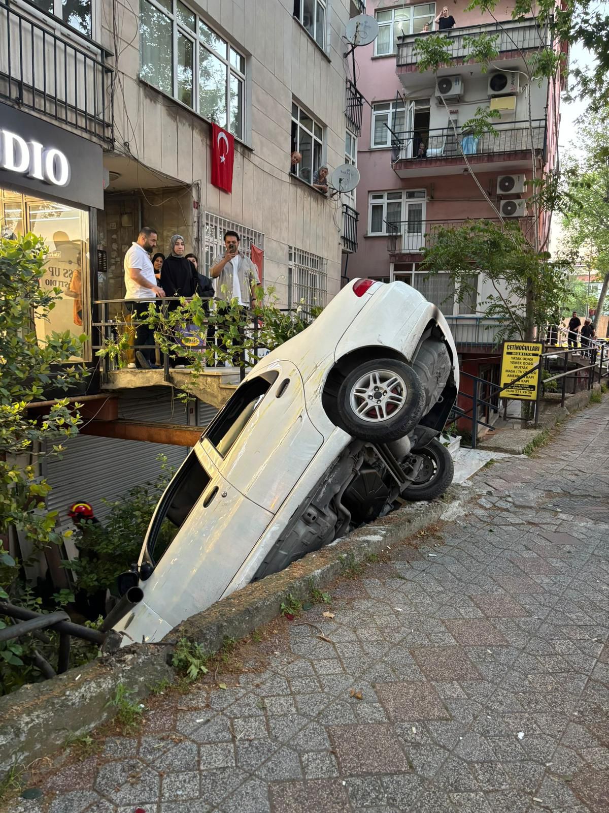 Beyoğlu'nda alkollü sürücünün kullandığı otomobil binanın merdiven boşluğuna düştü