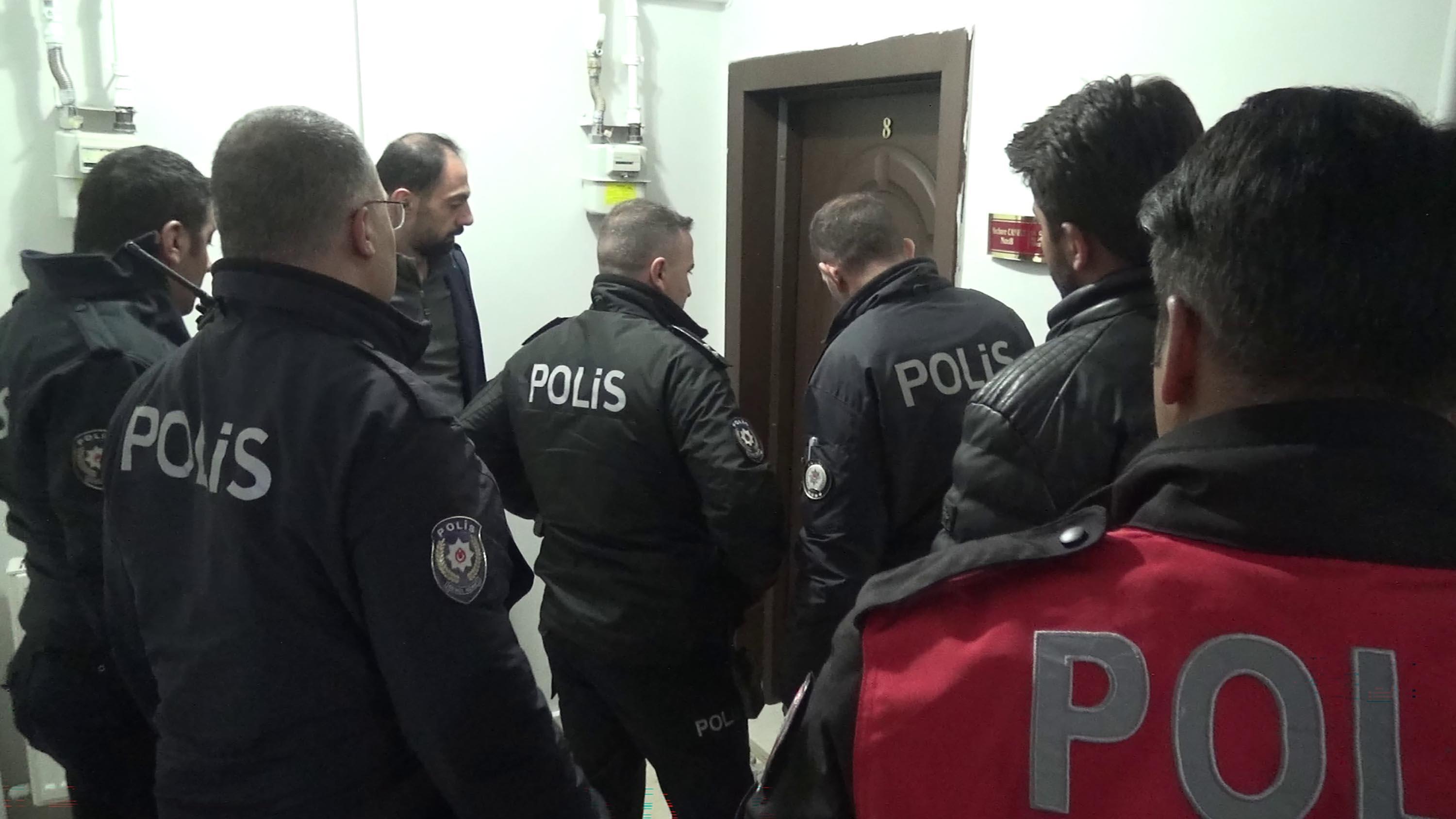 Anneannesini bıçakla yaralayıp rehin aldı, teyzesi güçlükle ikna etti