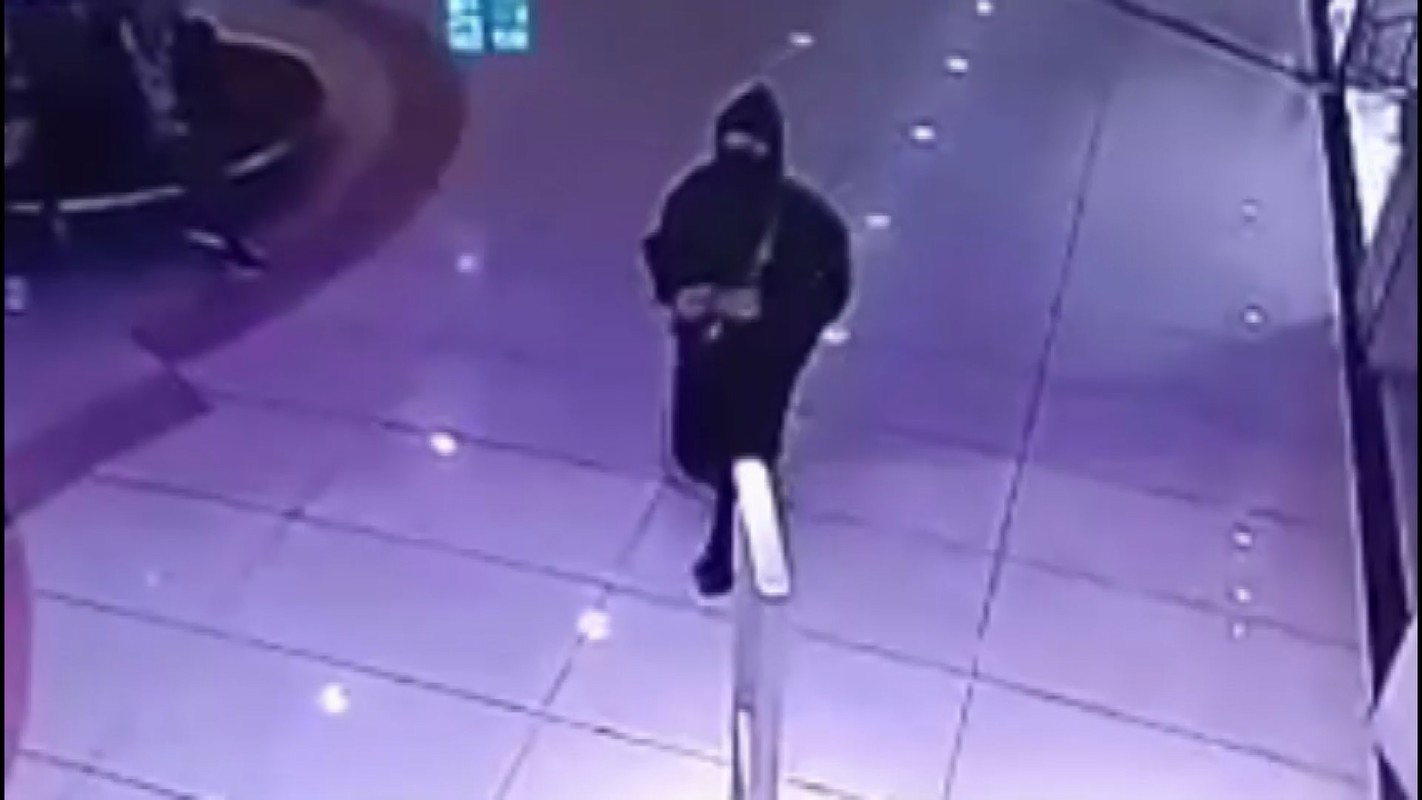 Güngören'de müşteri gibi girdiği mağazada alışveriş yapan kadının çantasını çaldı