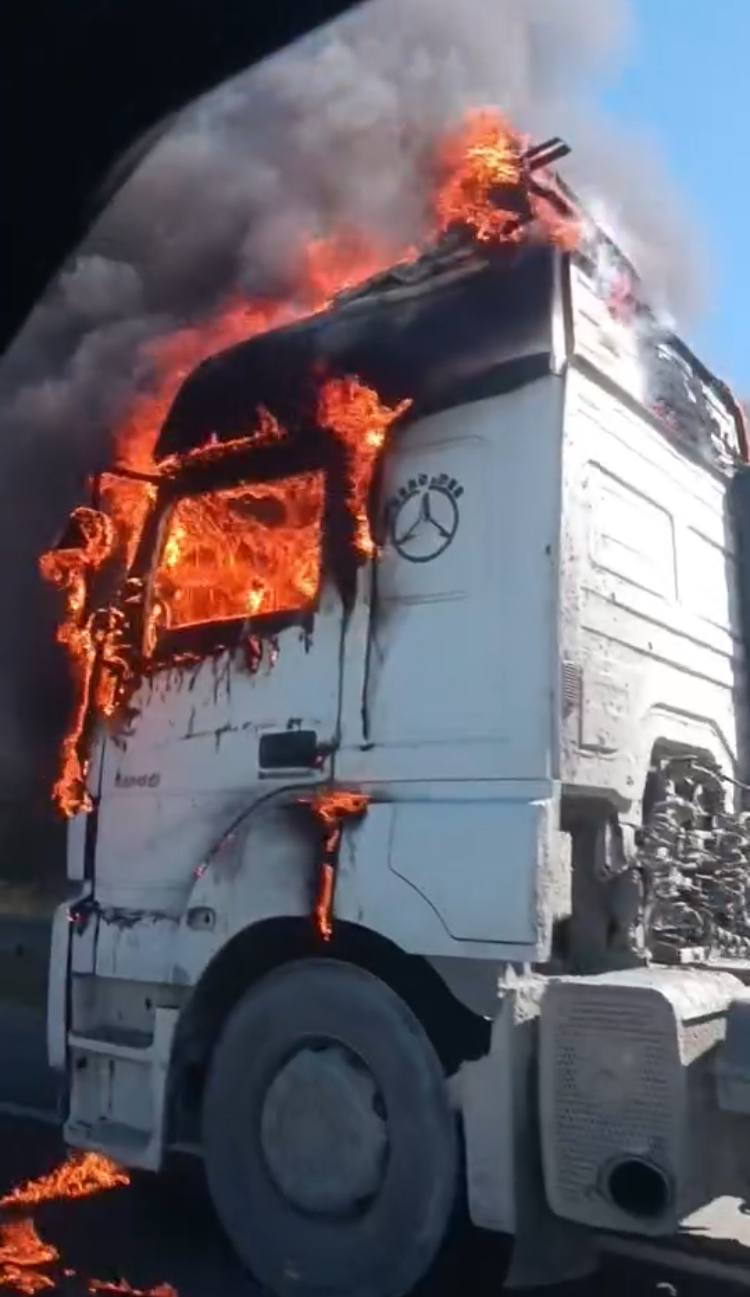 Eyüpsultan'da alev alev yanan TIR kullanılamaz hale geldi