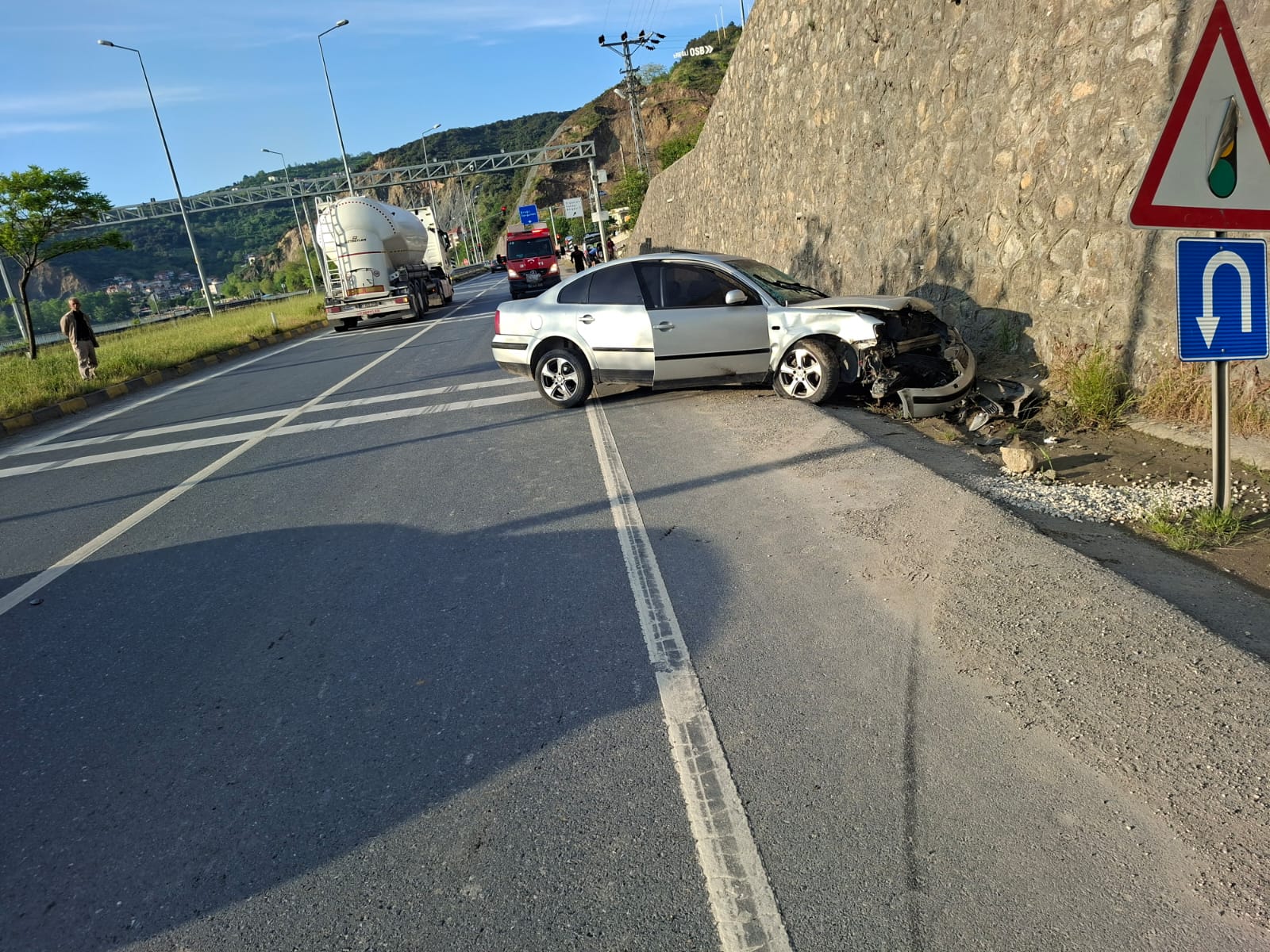 Alkollü otomobil sürücüsü duran otomobile çarptı: 5 yaralı
