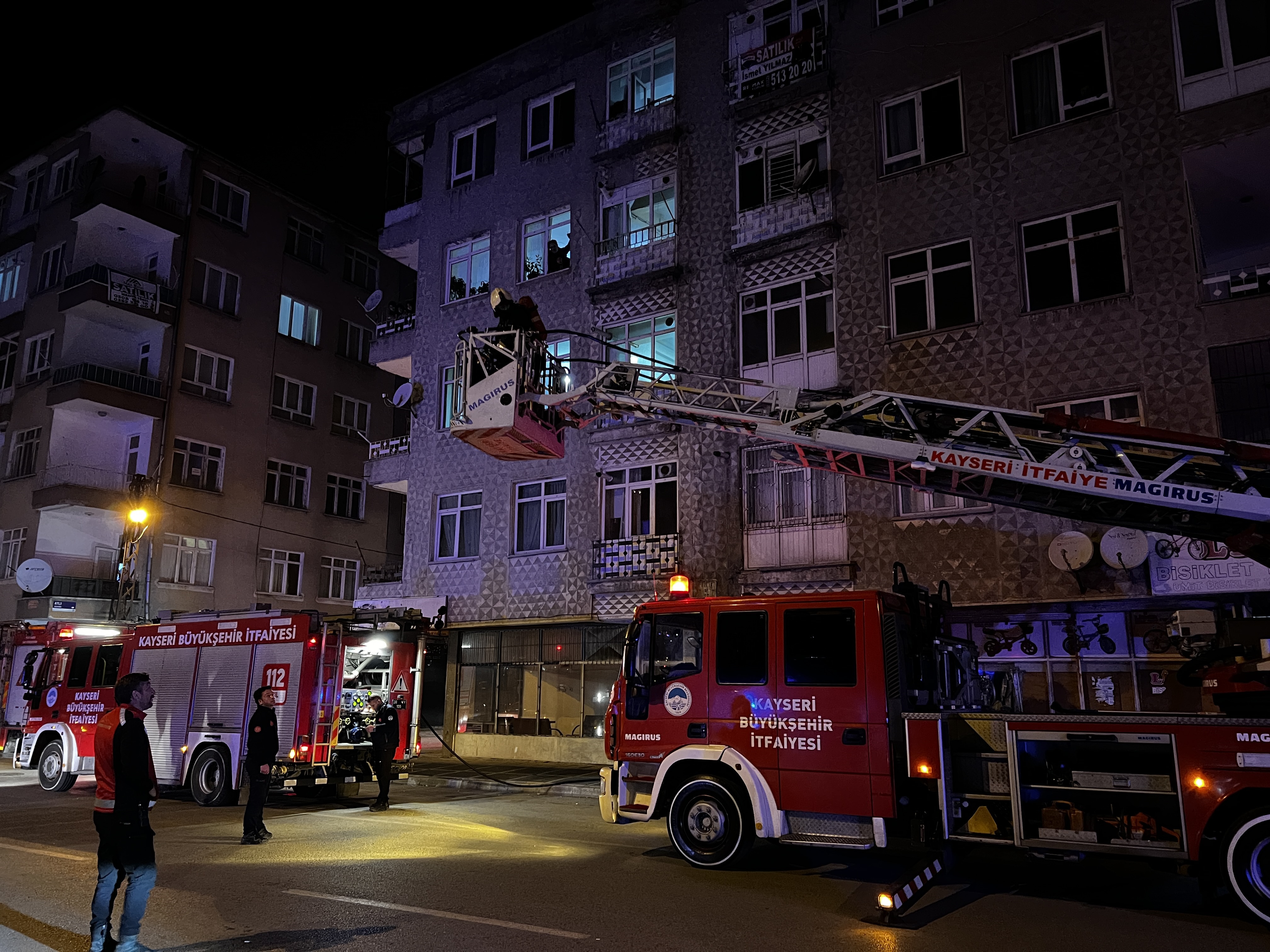 Kayseri’de 4 katlı binanın bodrumunda yangın