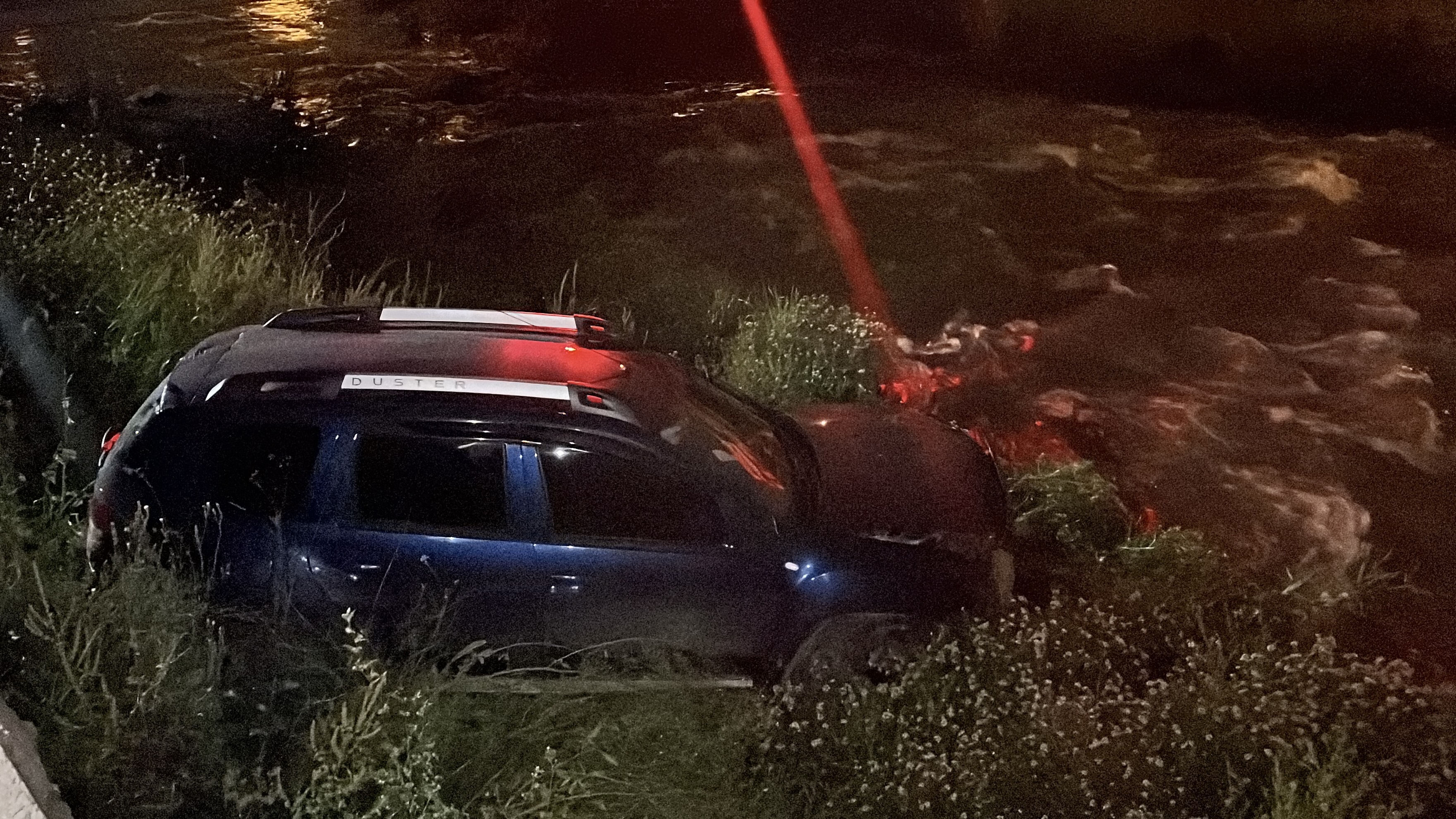 Bursa'da otomobil dereye savruldu, sürücü aracı bırakıp gitti