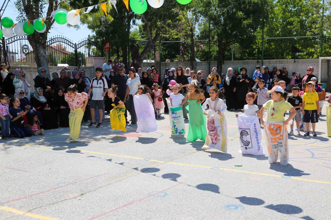‘YEŞİL FEST’TE ÇOCUKLAR HEM EĞLENDİ HEM BİLİNÇLENDİ.