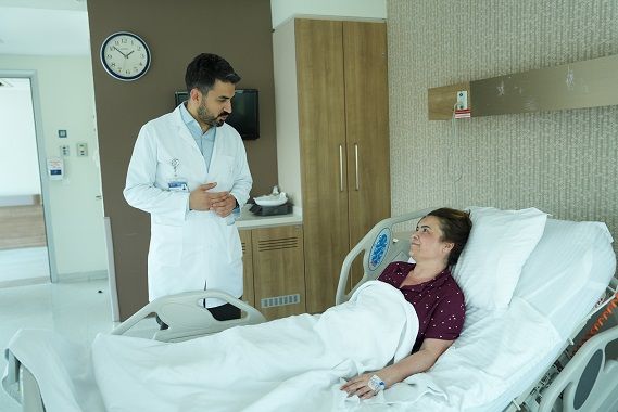Felç riski taşıyan hasta omurilik tümöründen mikrocerrahi ile kurtuldu.