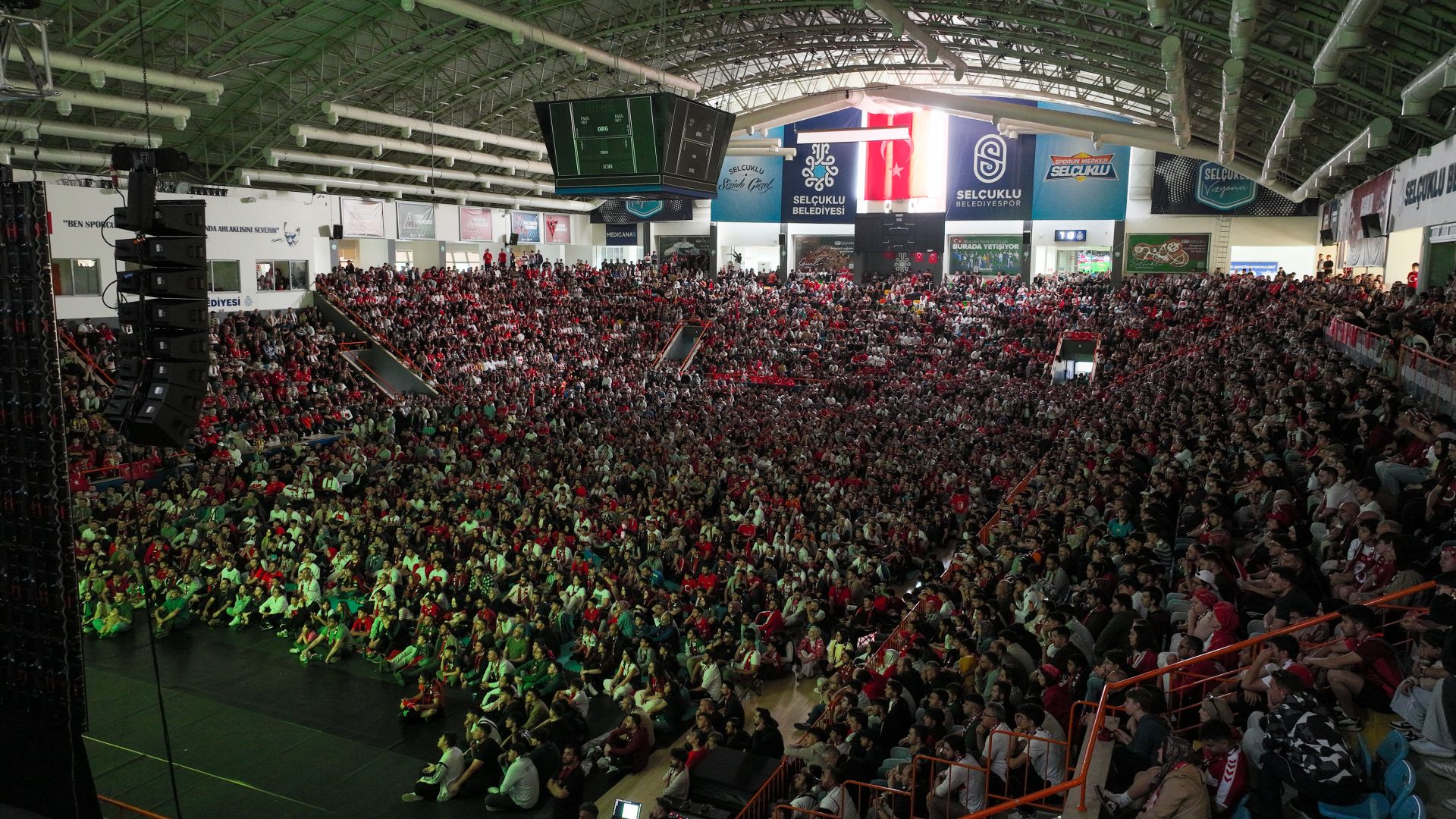 Konya’da milli maç heyecanı, spor salonunda dev ekranda yaşandı.