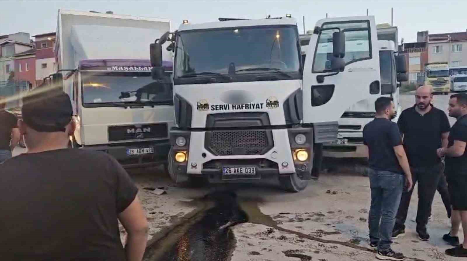 Facianın eşiğinden dönüldü: Freni boşalan kamyon 2 kamyona çarptı, parka metreler kala durdu
