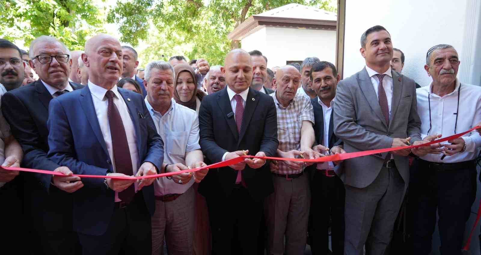 Belediye başkanı, makam odasının da yer aldığı binayı sosyal tesise dönüştürdü
