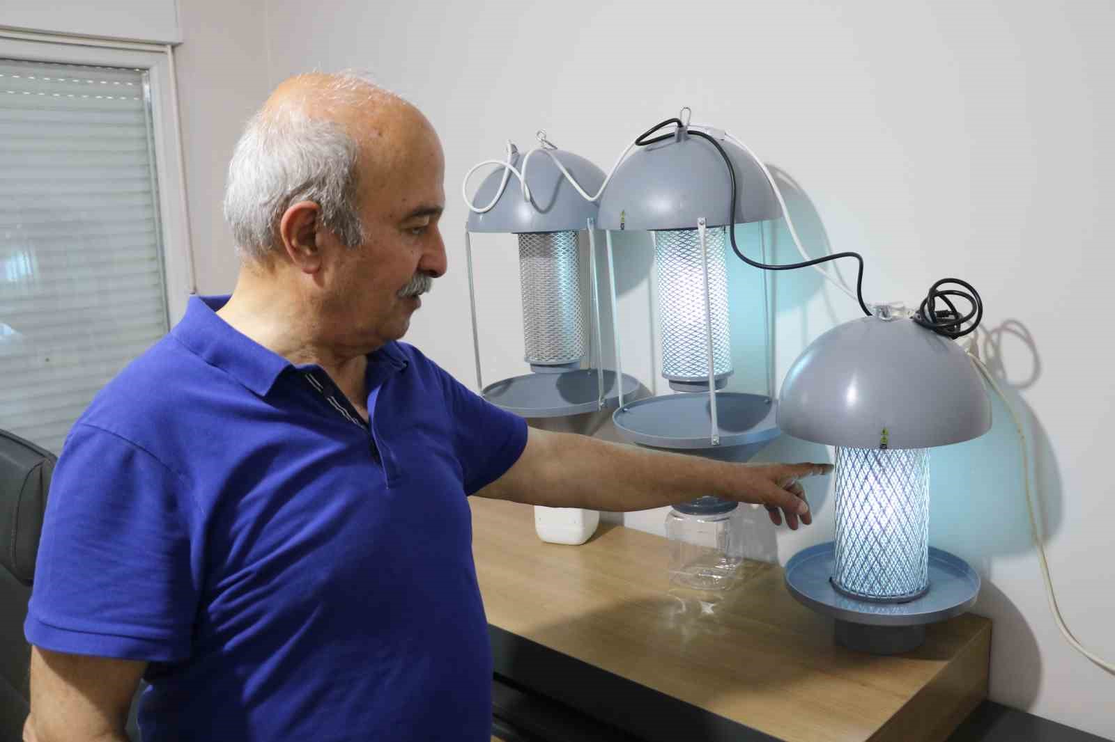Domates güvesi, mantar sineği ve elma iç kurduna ışık tuzağı
