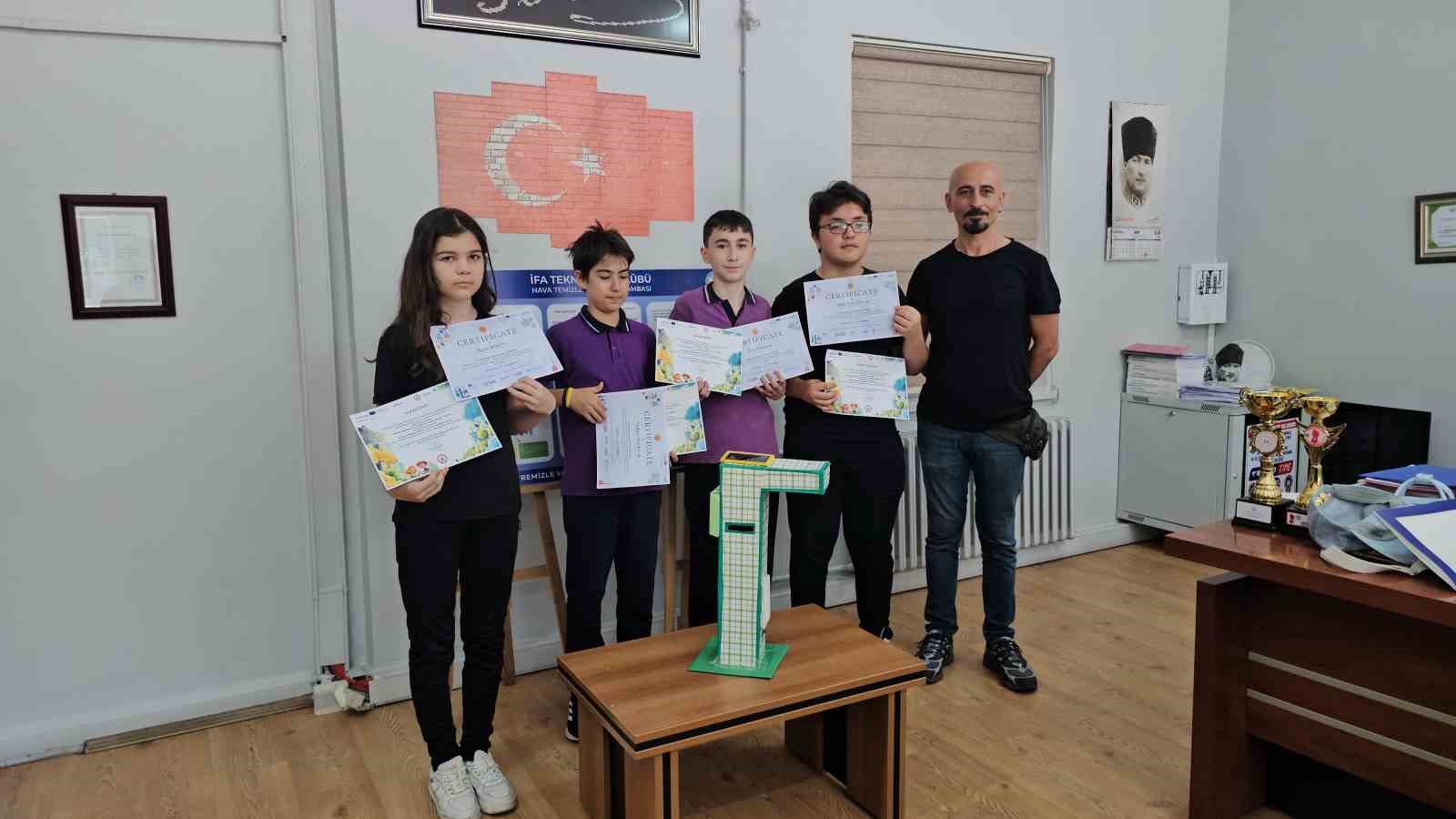Ortaokul öğrencilerinden nefes aldıran proje; hava kirliliğine çözüm sokak lambası
