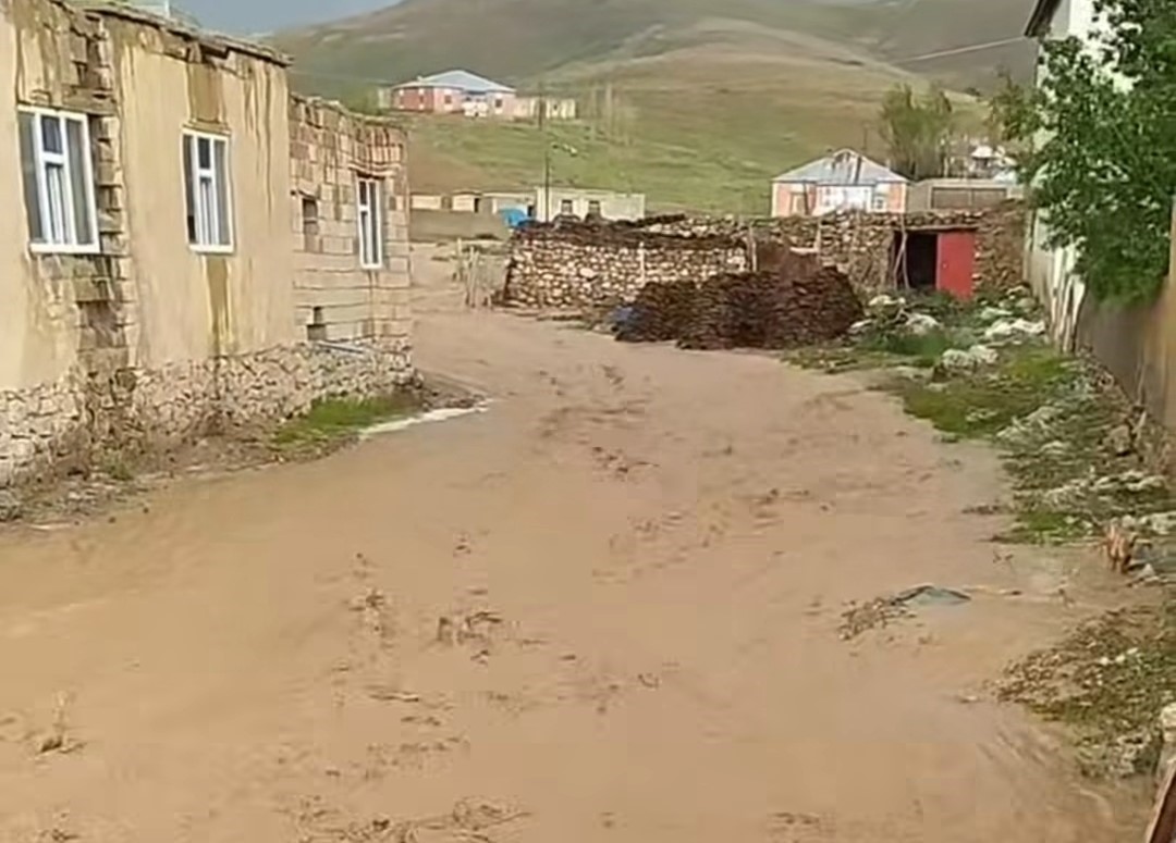 Başkale’de sağanak sonucu sel meydana geldi
